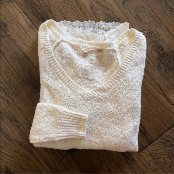 Knitted and Knotted v-neck sweater - Picture 7 of 8